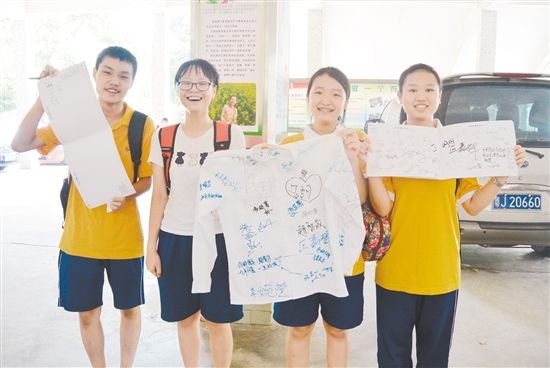 景贤学校考703分以上307人 毕业留念方式好特别