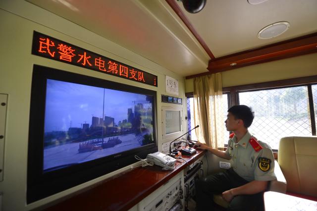 6月29日,武警水电二总队四支队的战士正在多功能指挥车上进行操作