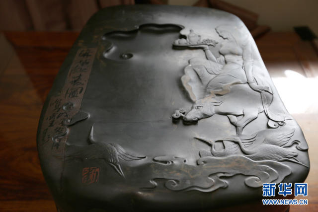 为了将歙砚这门古老的特色产品在婺源传承发展下去,江亮根花了近十