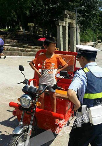 歪歪扭扭地开车路上,带着弟弟妹妹踏上买冰