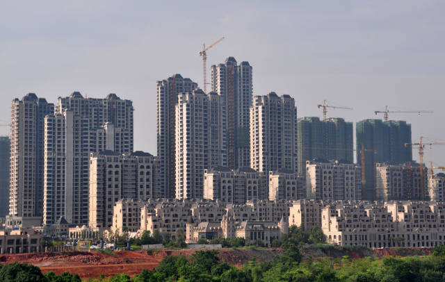 这是广西南宁市龙岗新区一处正在建设的商品楼盘(8月14日摄).