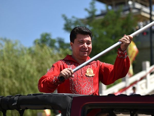 阿迪力创造无保护高空钢丝行走距离吉尼斯纪录