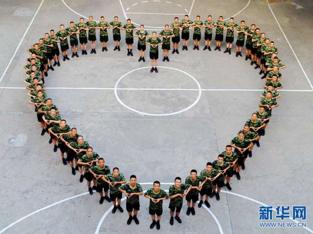 驻守陕西省政府的警卫官兵,用一个大大的爱心队形,表达对恋人的