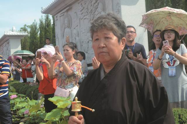 它地处查干湖南湖北岸,东临妙因寺,占地面积约3.6万平方米.