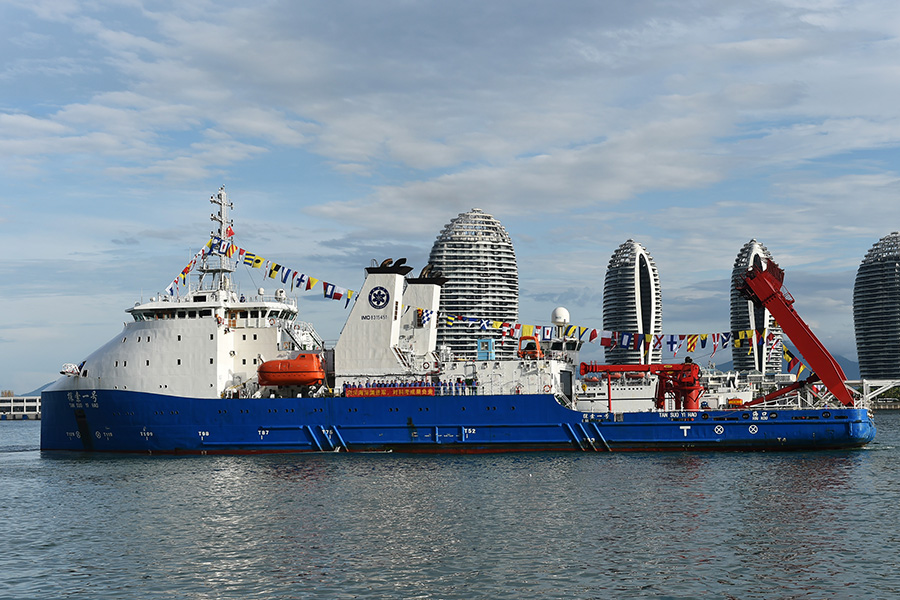 8月12日拍摄的"探索一号"科考船