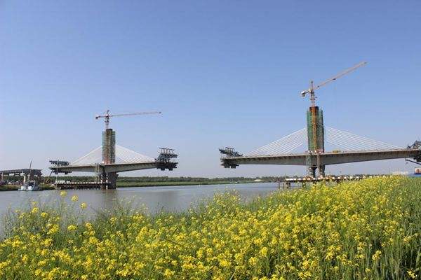 个日日夜夜的紧张建设,济祁高速公路寿春淮河特大桥于8月22日顺利合龙