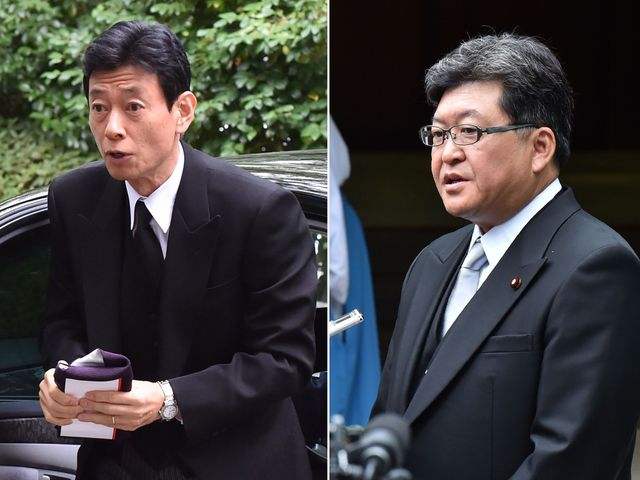 党首特别助理西村康稔(左)和内阁官房副长官萩生田光一抵达东京靖国