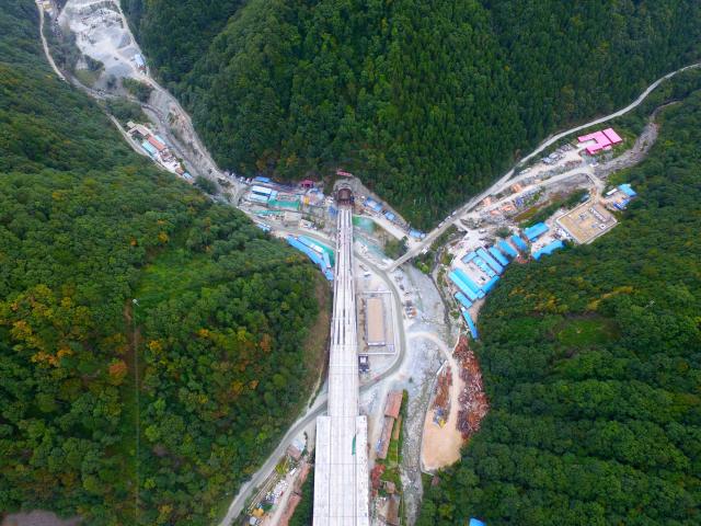 西安至成都高速铁路大秦岭隧道顺利贯通
