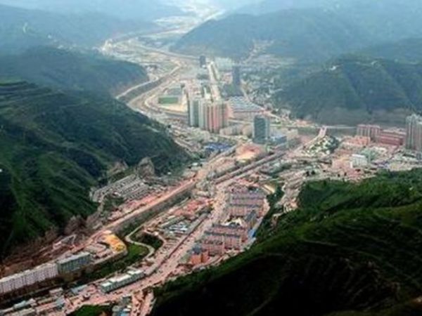 征师胜利到吴起……"初秋时节,陕西省延安市吴起县的胜利山上,长安