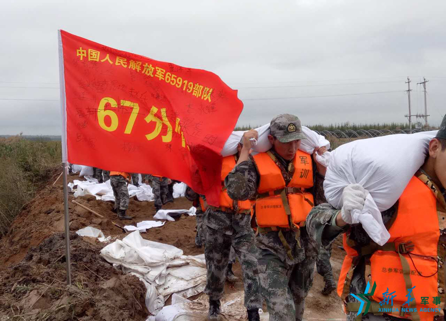 黑龙江省军区某边防团官兵疾驰乌苏里江畔抗洪抢险