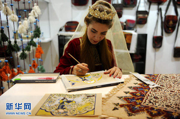 9月28日,一名来自伊朗的参展商在现场制作刺绣. 新华社记者 陶亮闵 