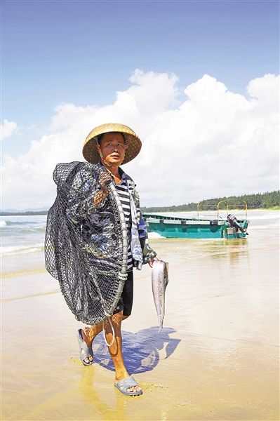捕鱼归来的疍家渔民. 杨威胜摄