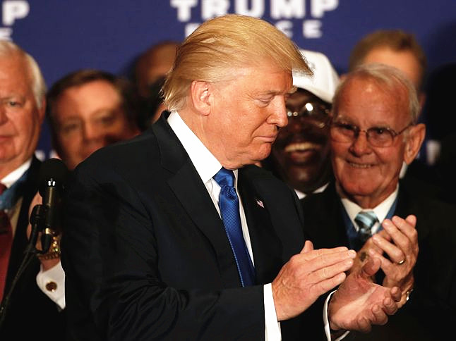 原来,特朗普15日接受《华盛顿邮报》采访时,再次被问及奥巴马出生地