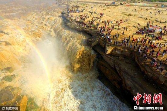陕西延安万人围观黄河壶口瀑布