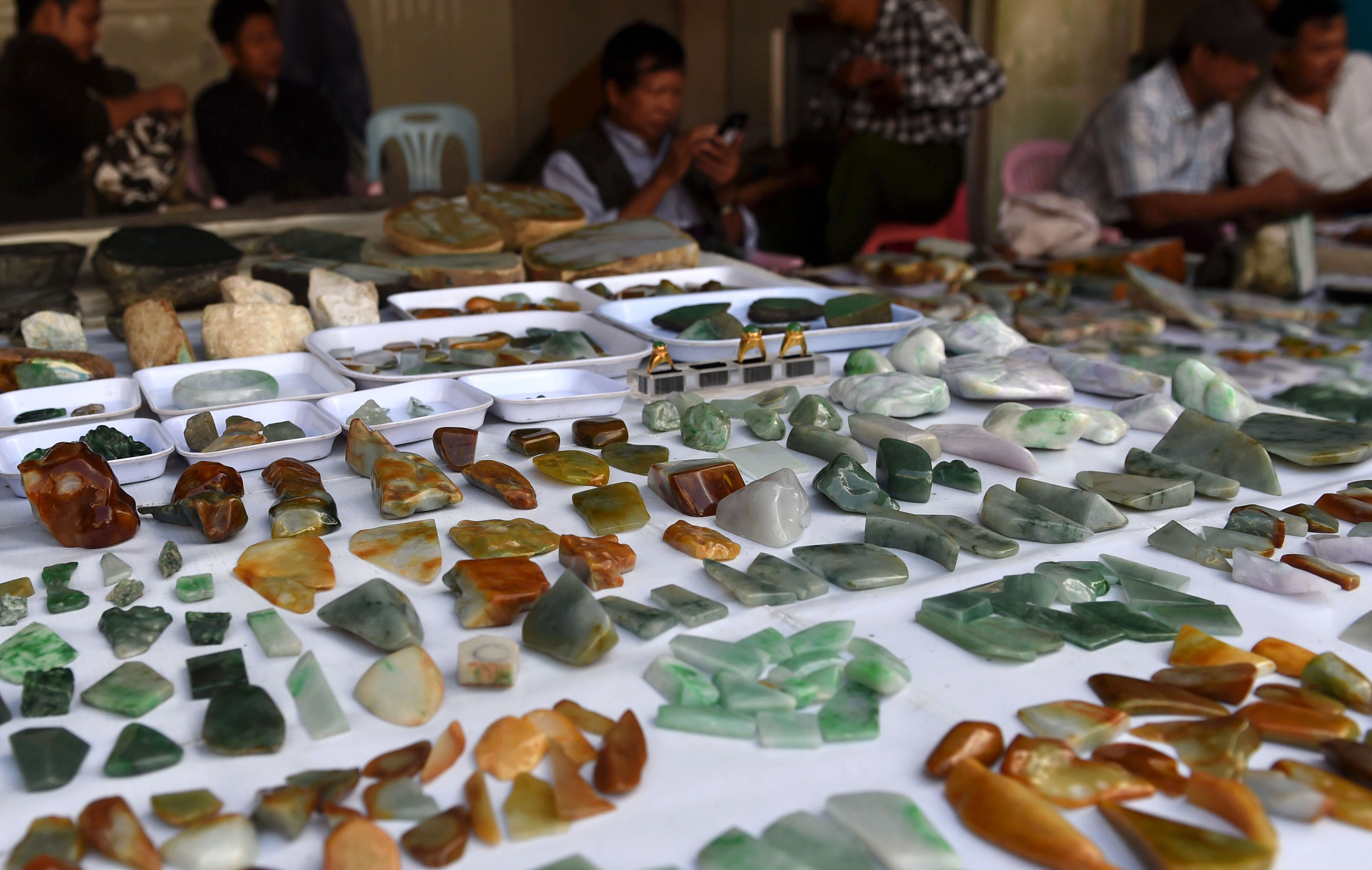 10月18日,一些来自缅甸的摊在云南瑞丽的珠宝玉石毛料市场出售