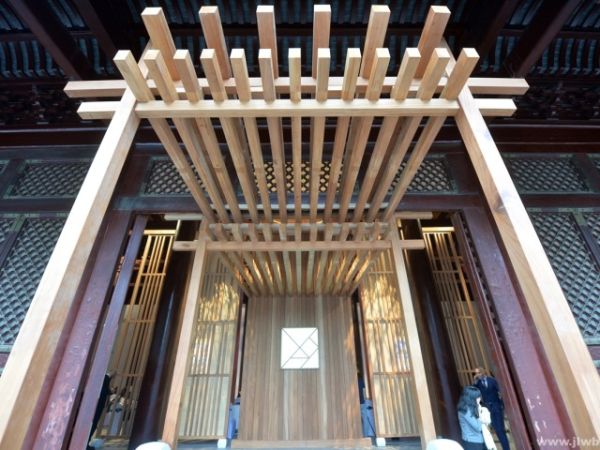 由东南大学艺术学院副教授皮志伟与观朴博物馆榫卯构造设计师雷濮玮联