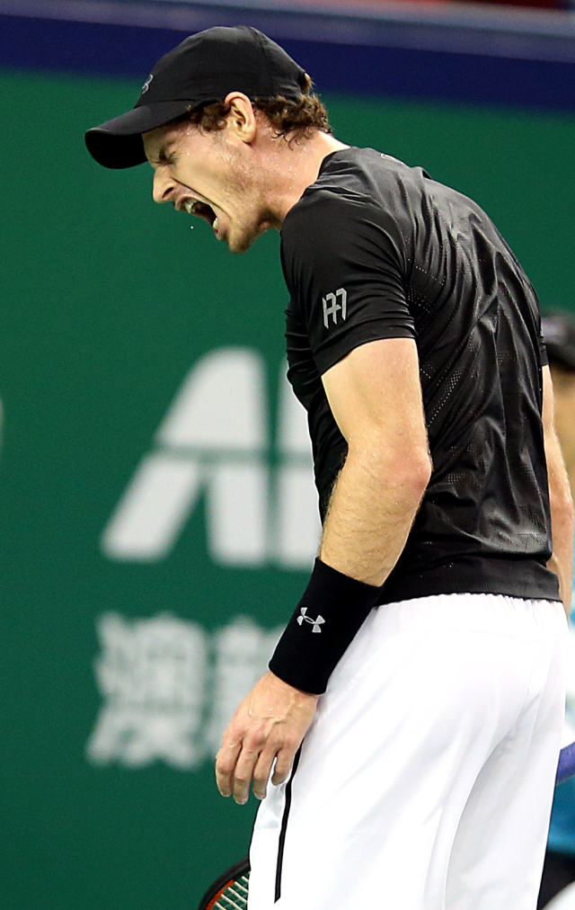 10月15日,法国选手西蒙在比赛中. 新华社记者凡军摄