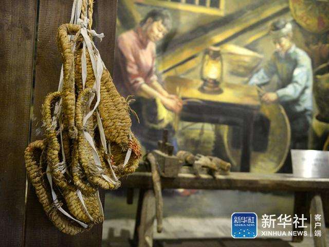 在江西省于都县中央红军长征出发纪念馆内展示的草鞋和制作草鞋的