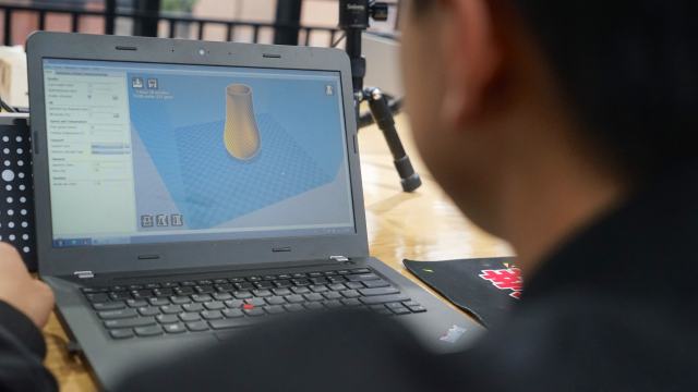 10月19日,工作人员在电脑上设计3d打印的图形.    编辑:汪明丽