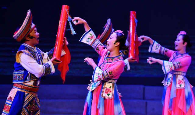 10月26日,来自宜州市的演员在表演宜州铃鼓.