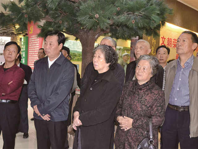 禄绍康等率市人大机关离退休干部调研组30余人到我县调研旅游产业发展