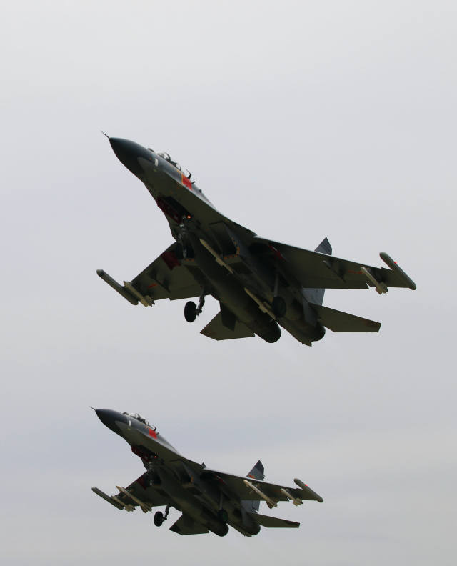 中国空军多型战机飞越宫古海峡