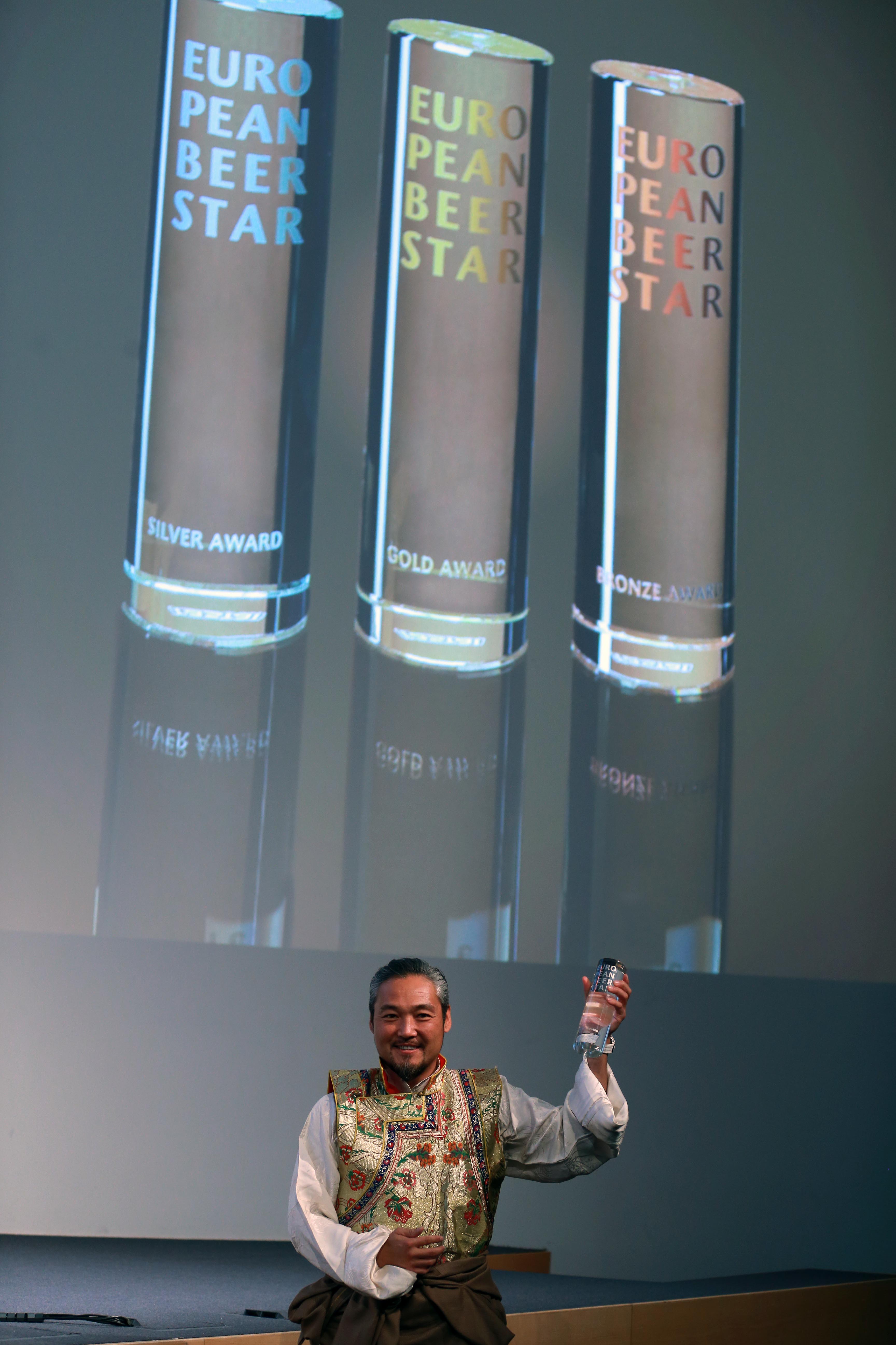 杰素松赞在德国纽伦堡举行的2016年欧洲啤酒之星颁奖大会上领奖.