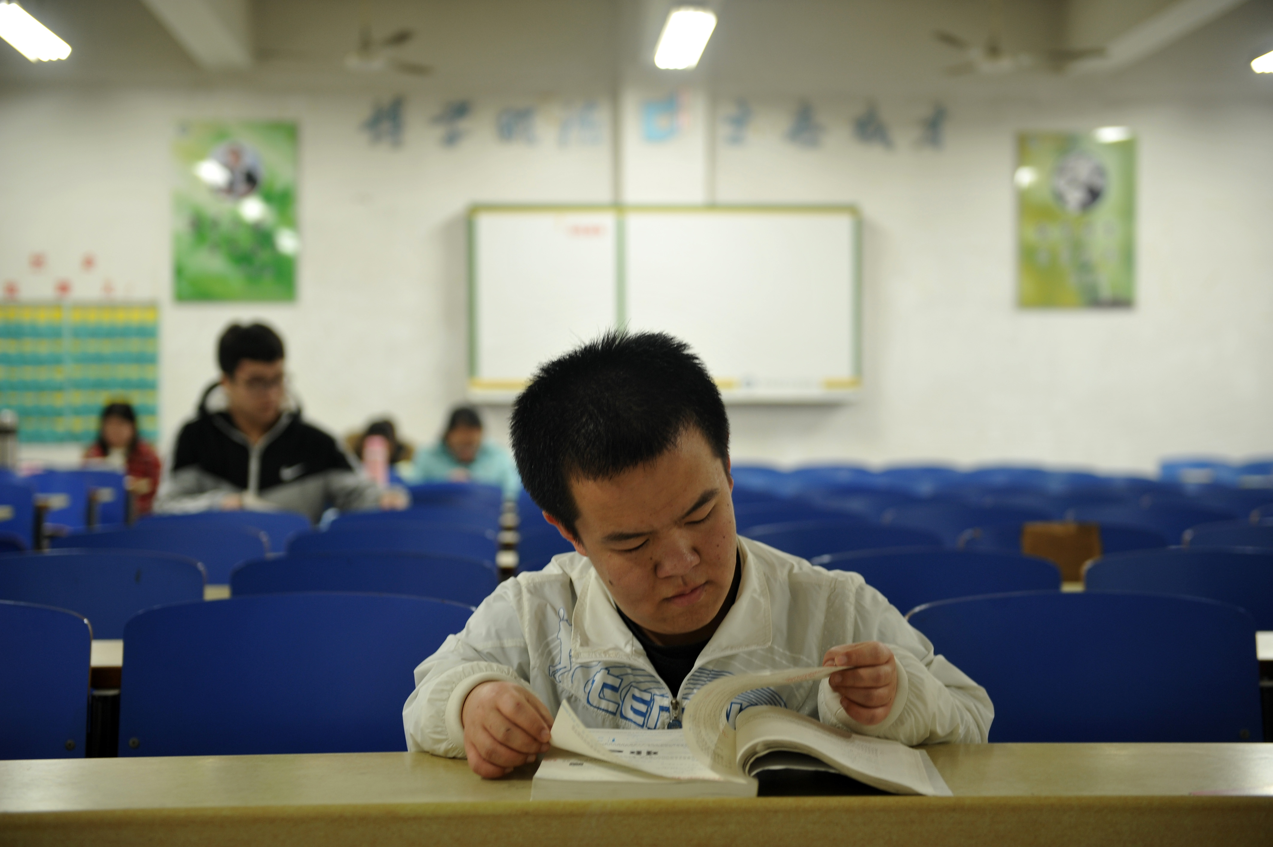 11月9日,郭鹏宇在学校教室上自习 cicphoto/许文豪 摄