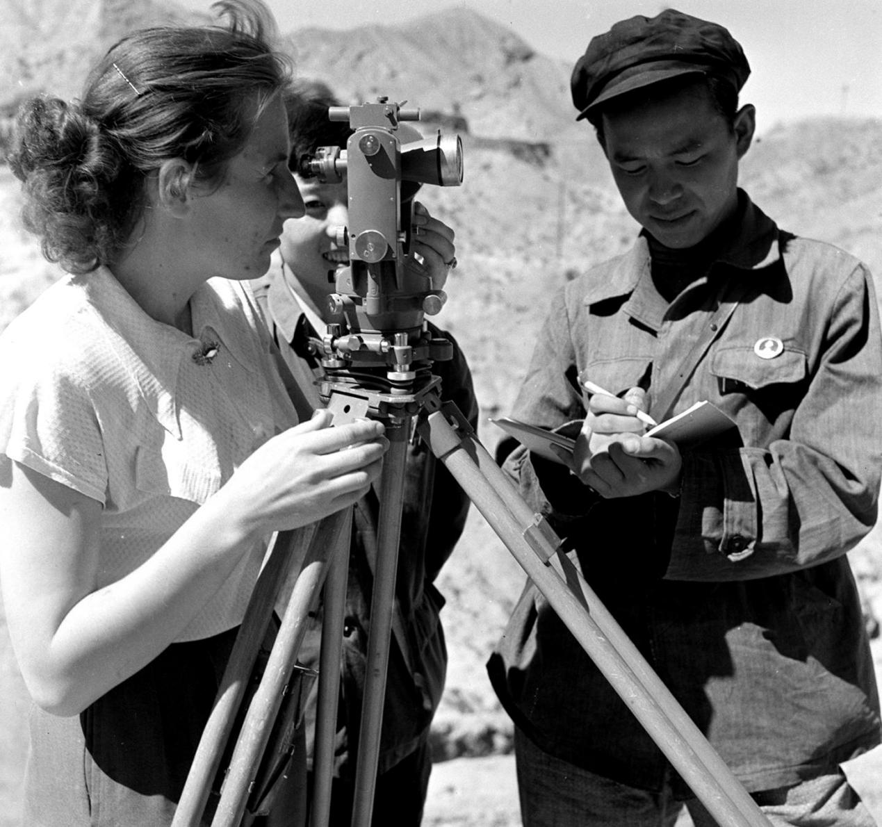 1957年,一些苏联专家在祁连山帮助中国查明祁连山的矿藏.