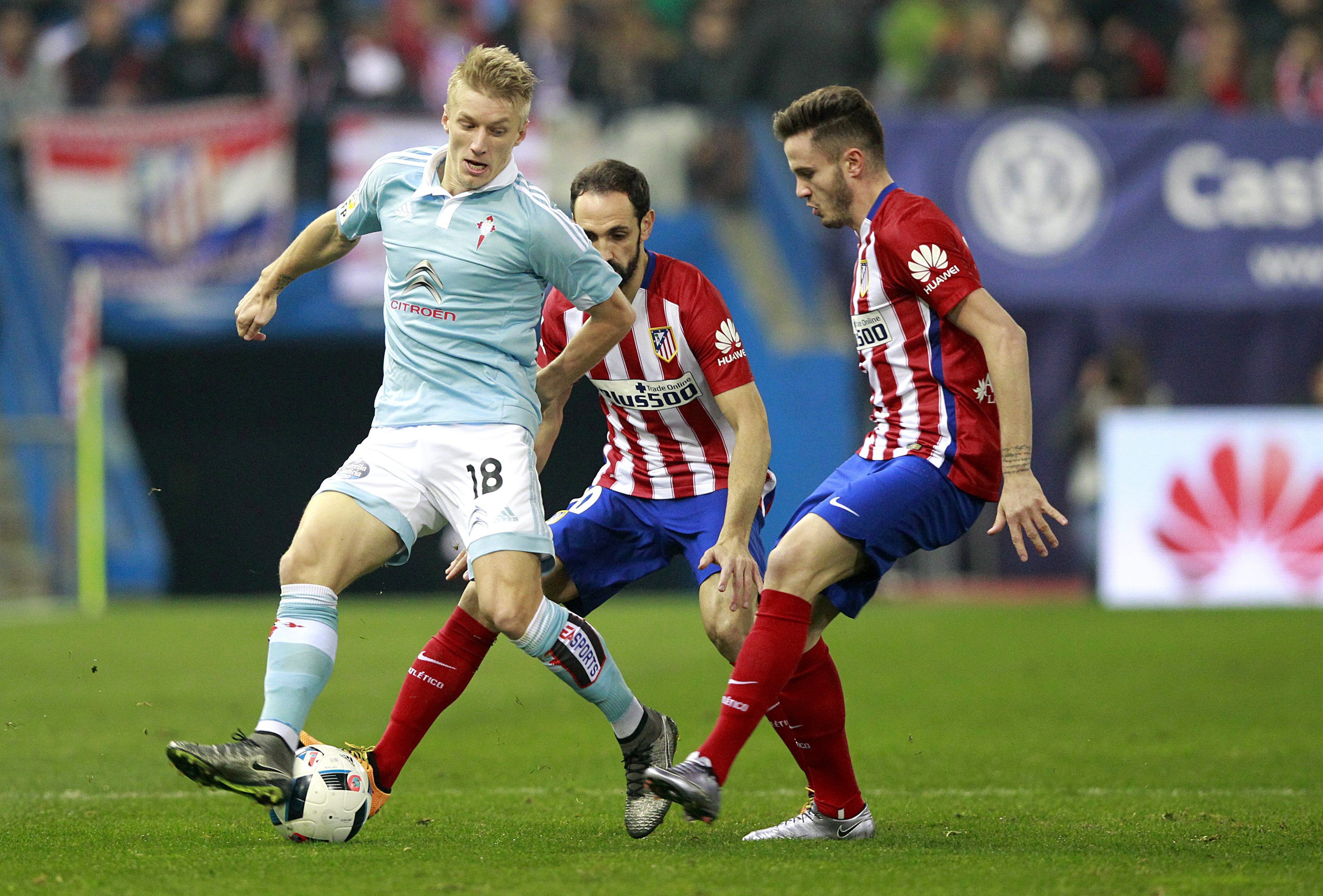 图为塞尔塔队球员瓦斯(中)带球突破↑新华社发