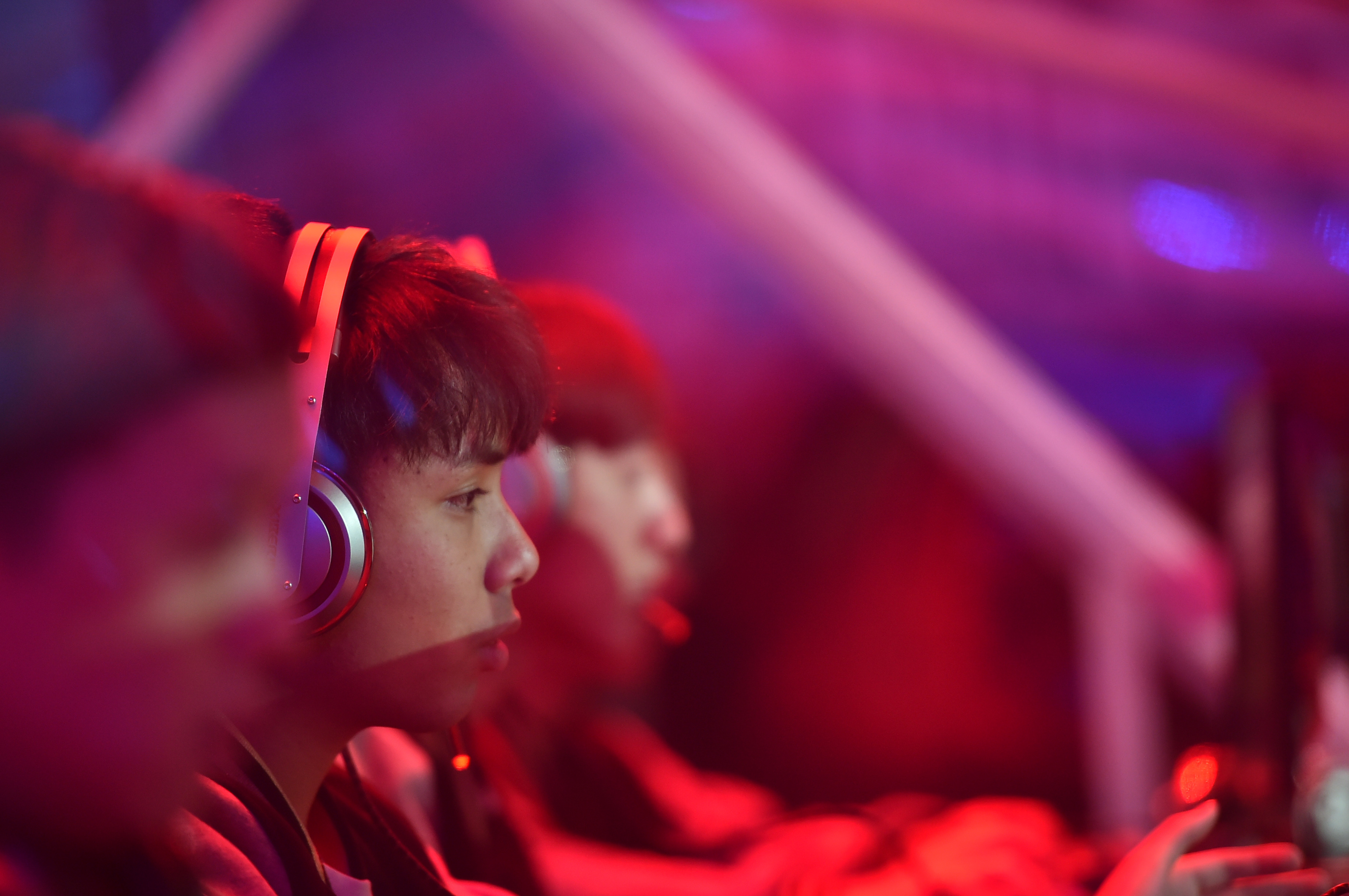 参加《英雄联盟》揭幕战的红方选手正在准备比赛