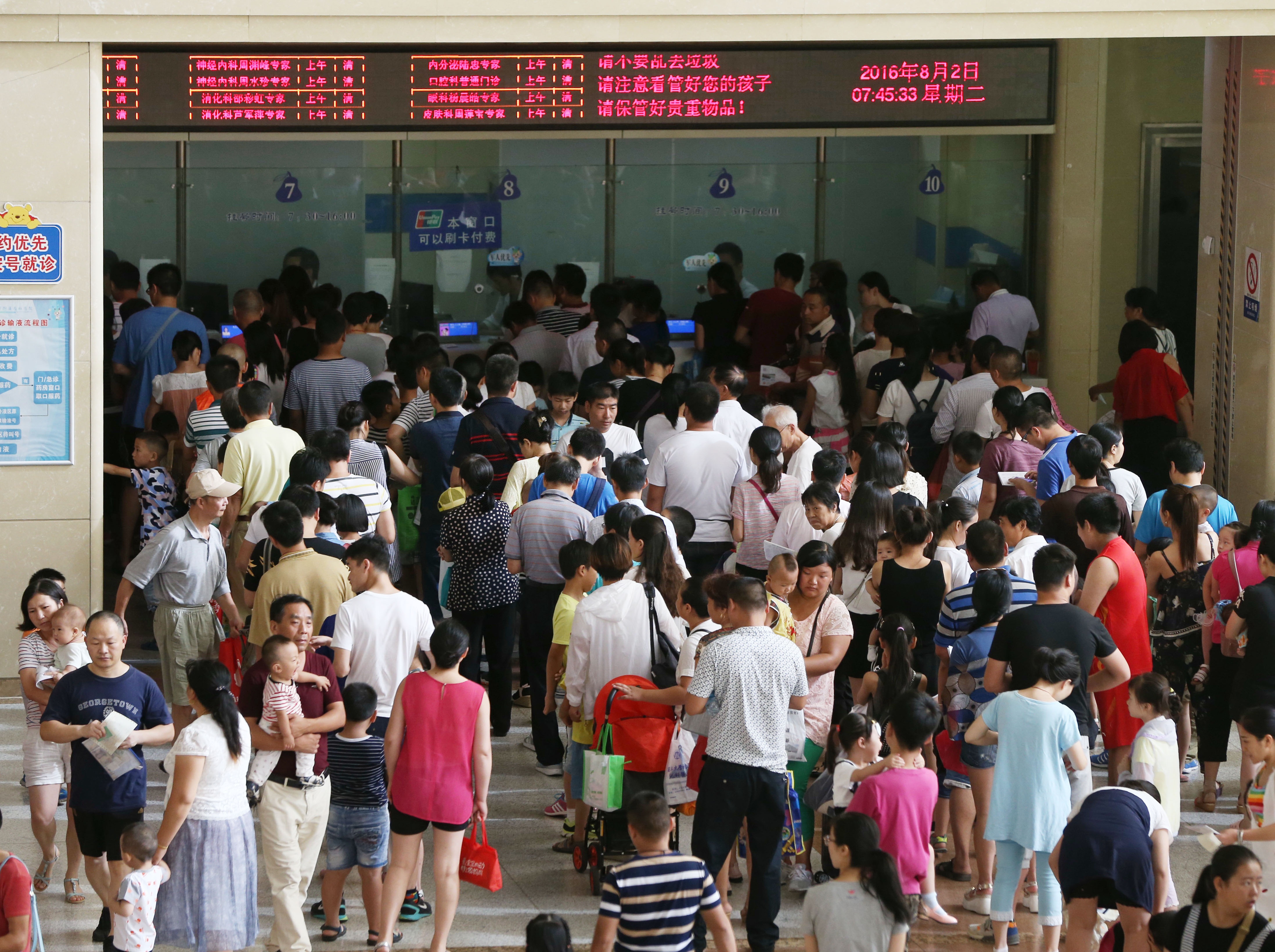 8月2日,患儿家长在上海复旦大学附属儿科医院的门诊大厅排队挂号.