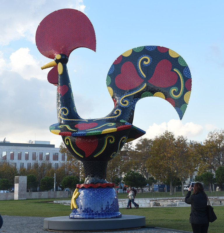 这只巨型公鸡前不久从葡萄牙首都里斯本远涉重洋前往中国,为春节增添