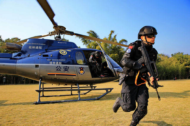 广西>要闻,桂林>要闻,象山>要闻↑1月23日,特警突击队在演习利用直升