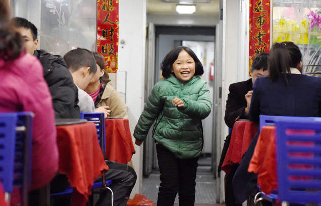 1月13日,王心彤在k4186次列车上奔跑着.新华社记者 林善传 摄