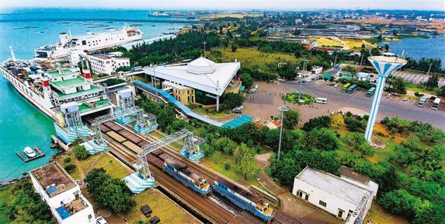 1月10日,在海口市粤海铁路南港码头,一列火车车厢正在被装进轮船