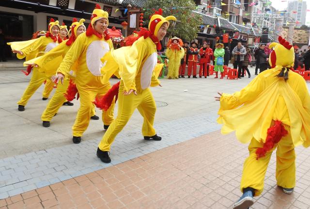 2月5日,在湖北省武汉市江欣苑社区,居民们跳起公鸡广场舞.