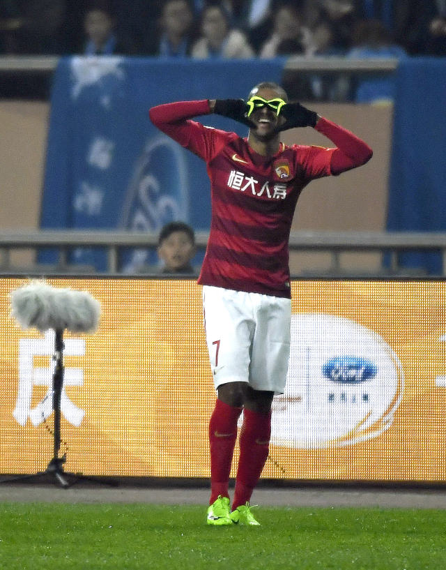 2月25日,广州恒大淘宝队球员阿兰庆祝进球.