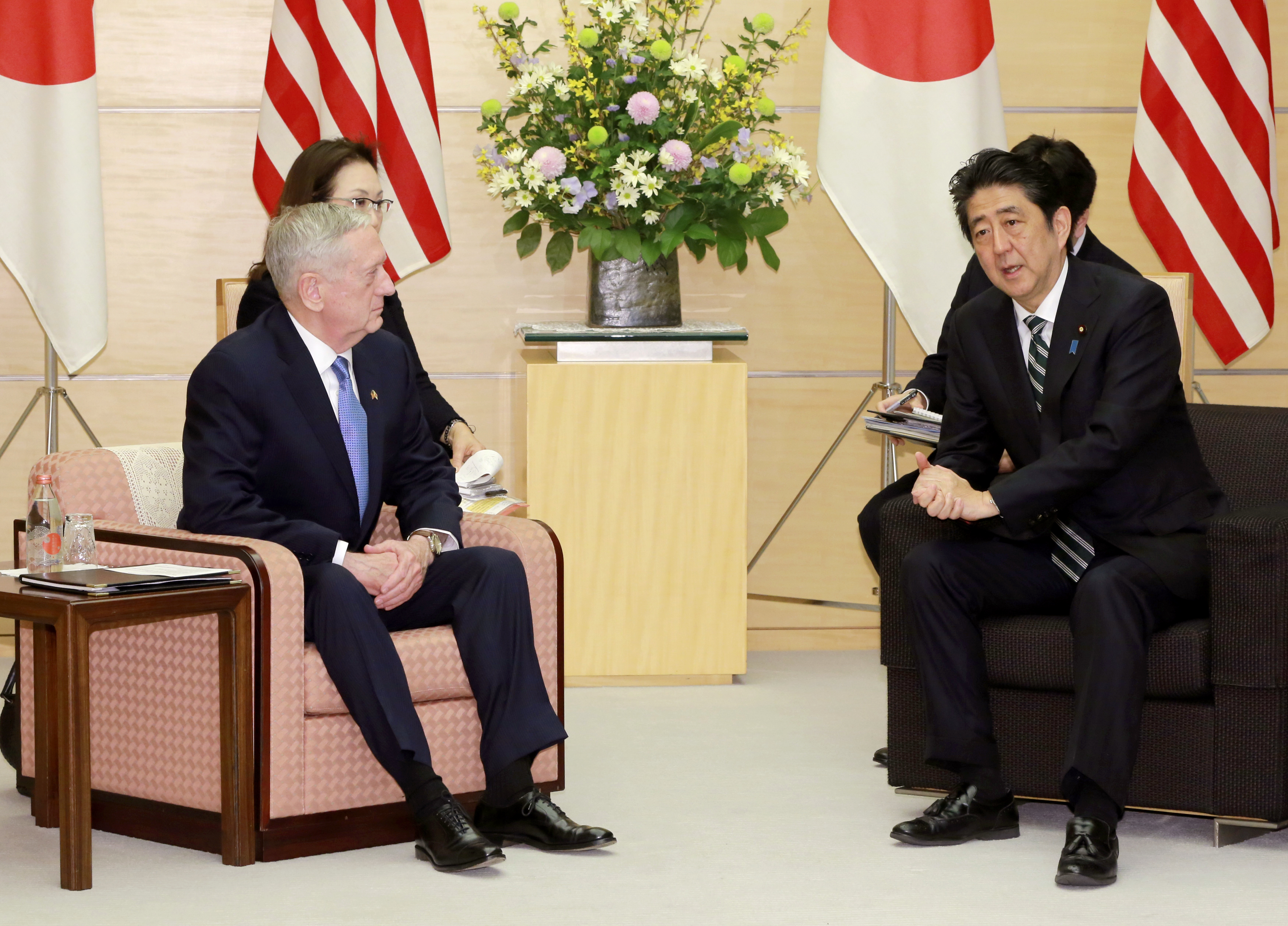 2017年2月3日,在日本東京,日本首相安倍晉三(右前)與到訪的美國國防