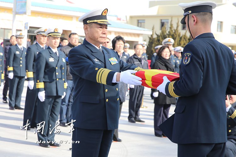 海军副司令员田中向戚继光舰舰长授予军旗,海军旗马英智 摄