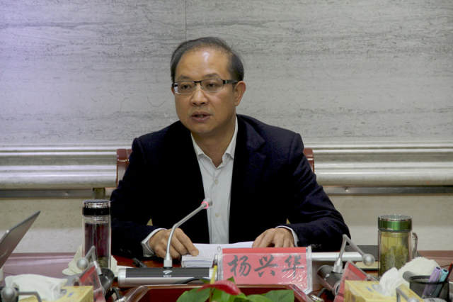 罗甸>要闻↑县委副书记,县长杨兴华主持会议.