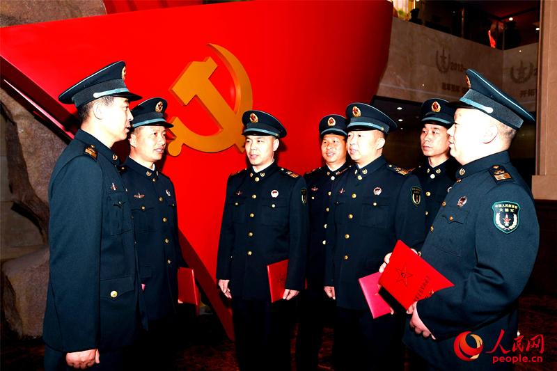 火箭军机关举行新晋升一级军士长集中授衔仪式