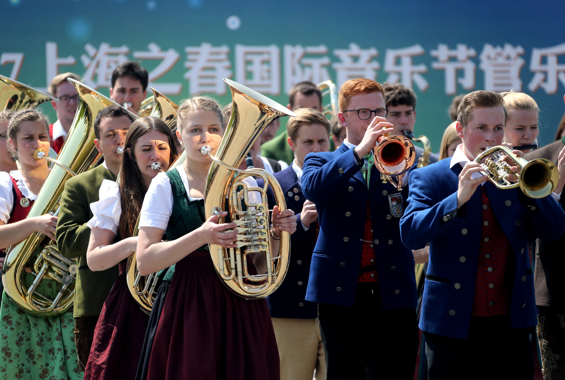 管乐嘹亮迎"五一"