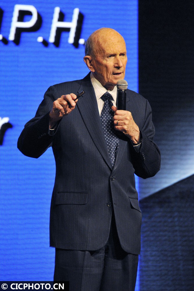 4月19日,中国体育科学学会理事长段世杰在论坛上发言.