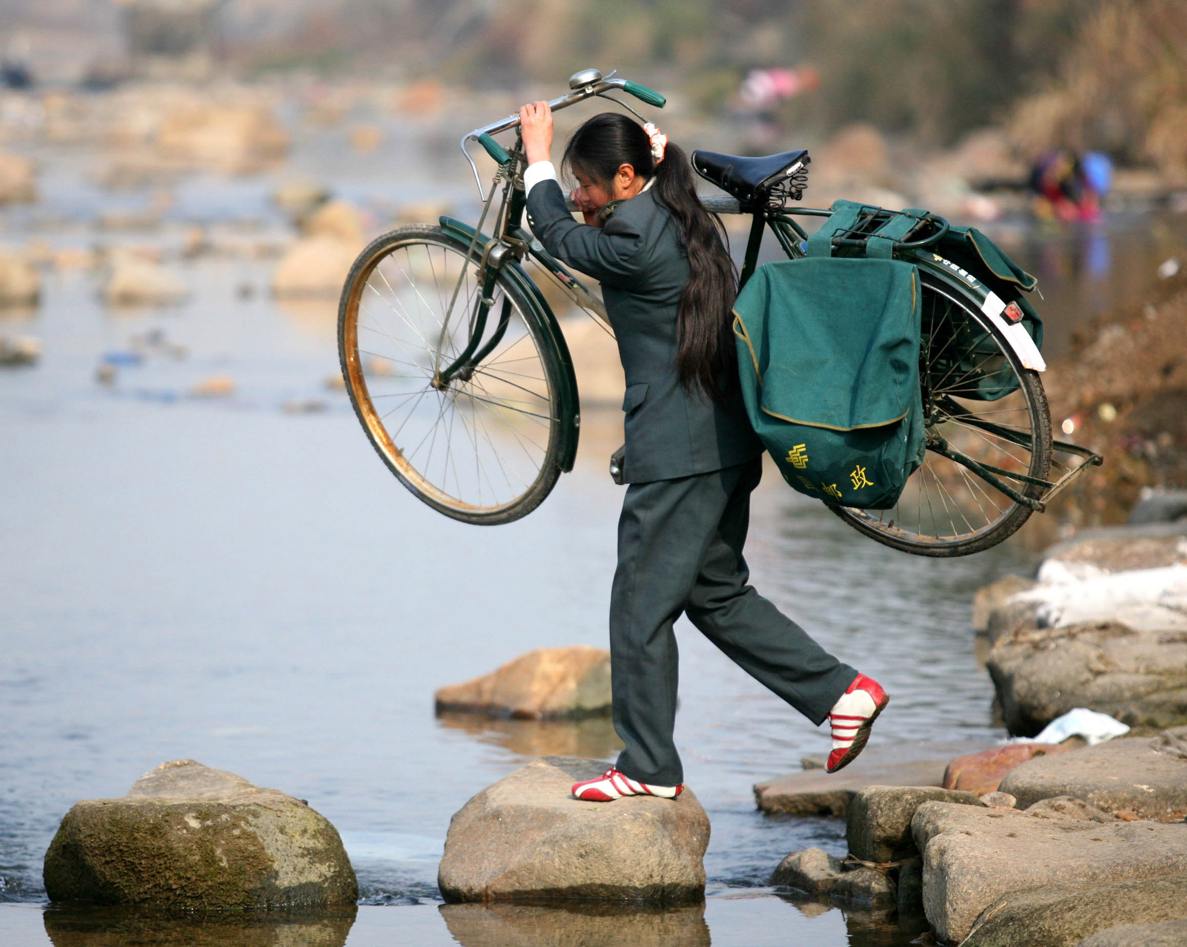 北京市王府井百货大楼食品部先进售货员张秉贵向顾客介绍糖果的浦种
