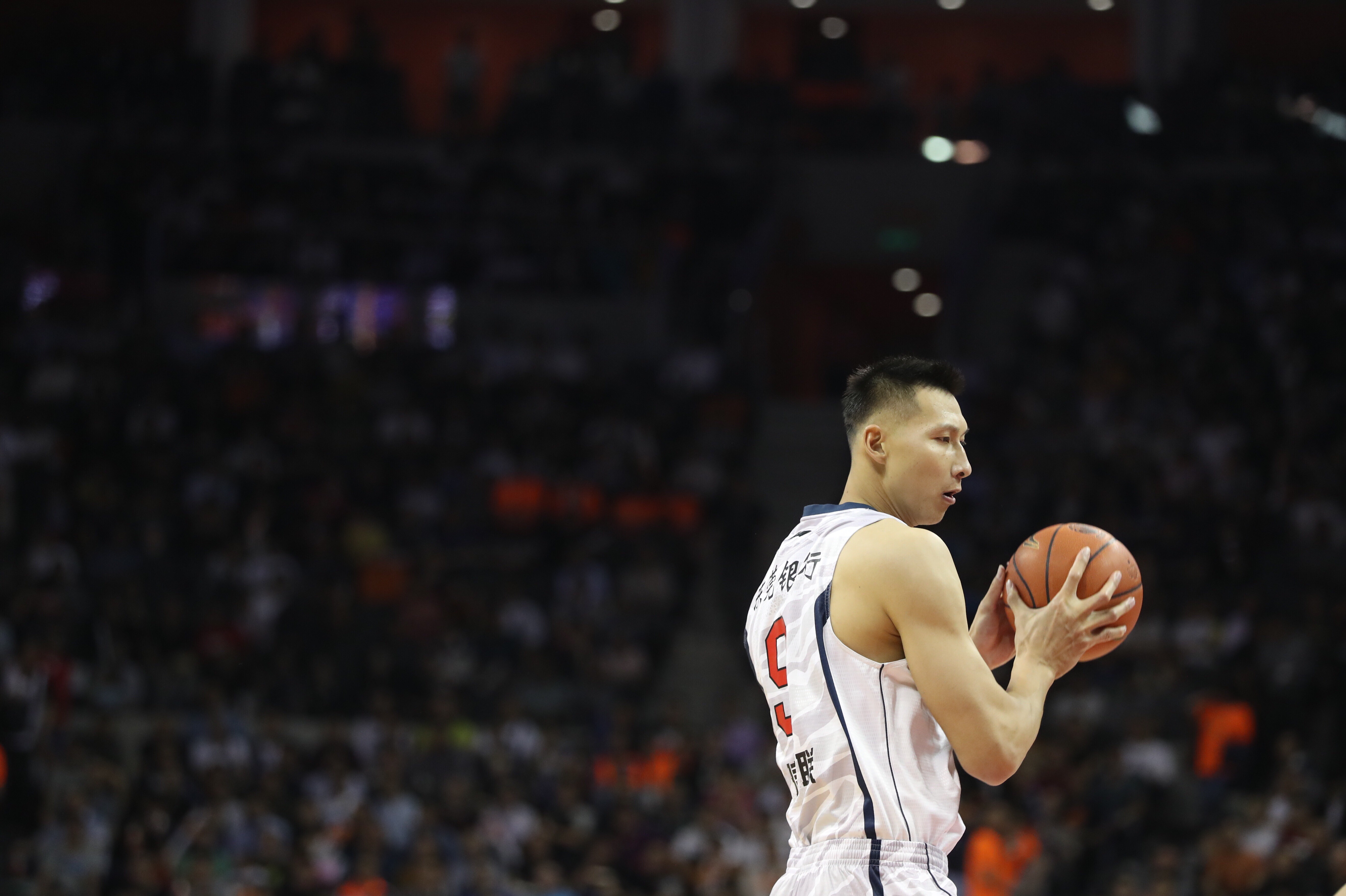 图为4月7日,广东队球员易建联在比赛中持球.新华社记者徐子鉴摄