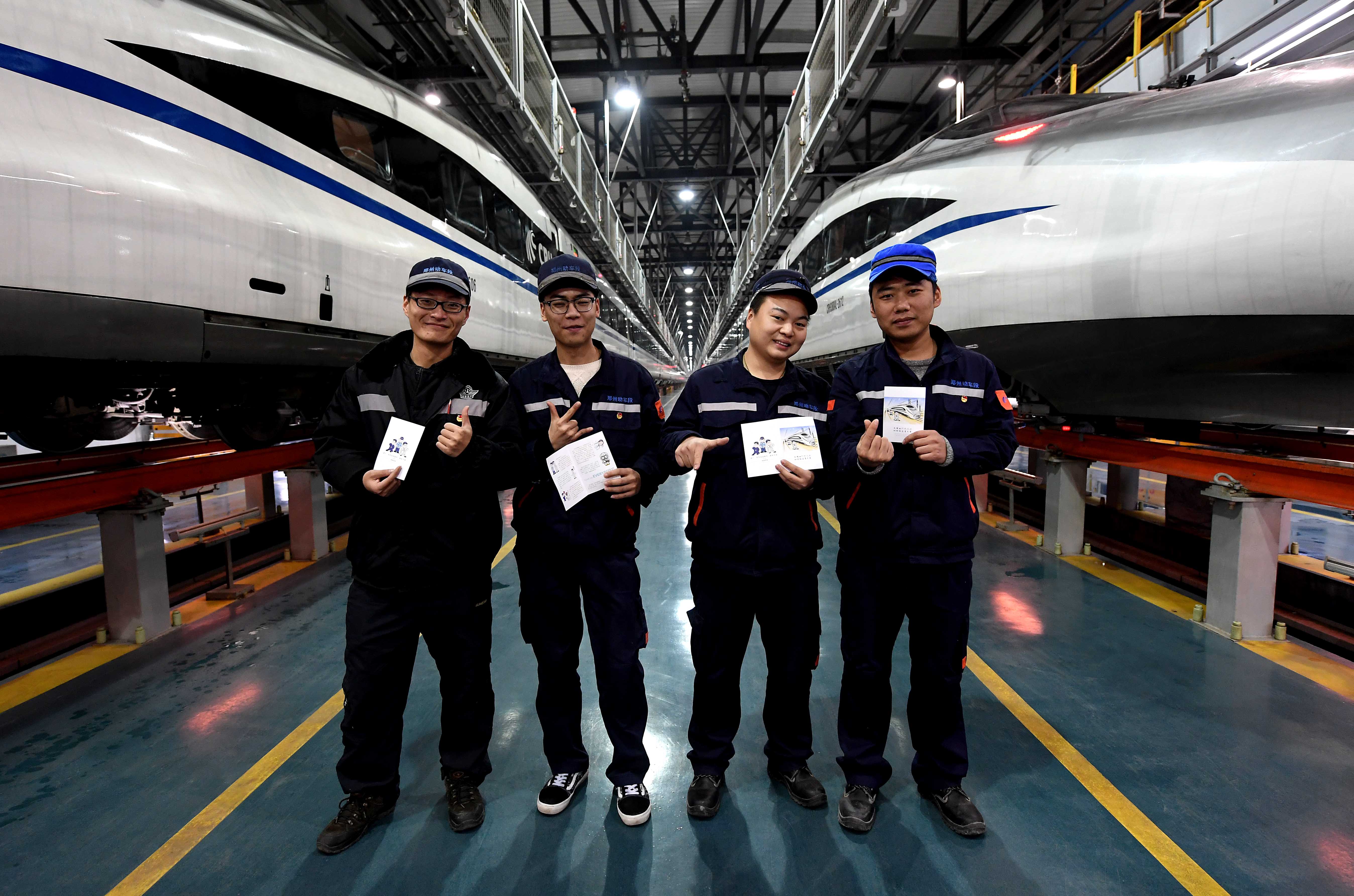 全国著名劳动模范,北京市崇文区清洁队掏粪工人时传祥在工作中(紫料