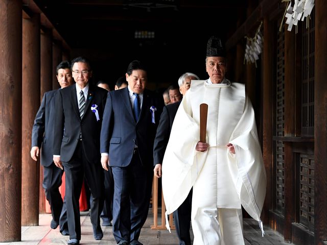 4月21日，日本国会议员团参拜供奉二战日本甲级战犯的东京靖国神社。（新华/法新）