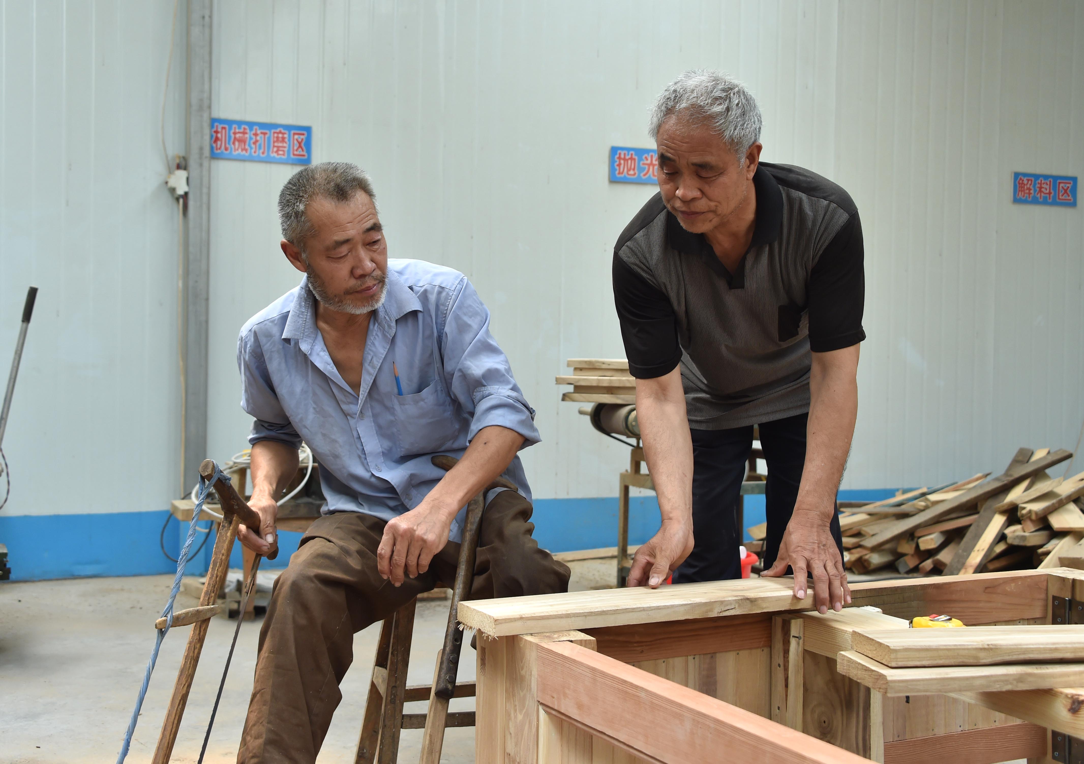 砥砺奋进的五年·脱贫攻坚表情谱|老木匠脱贫记