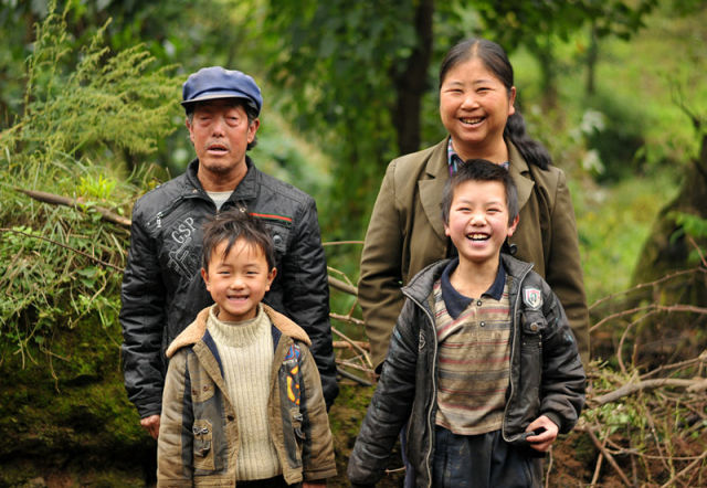 这些"90后"在深山里定格村民最纯笑容